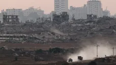 Izraelská vojenská vozidla v Pásmu Gazy při pohledu z Izraele (25. 6. 2025)