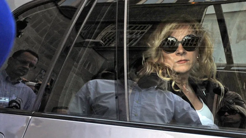 Jana Nagyová opouští vazbu v doprovodu Petra Nečase