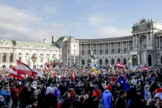Pandemie ve světě: Rakousko se otevře pro očkované. Polsko zavede vakcínu povinně pro vybrané profese