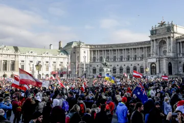 Pandemie ve světě: Rakousko se otevře pro očkované. Polsko zavede vakcínu povinně pro vybrané profese