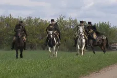 Rudoarmějci vyrazili na pouť jižní Moravou na koních. Herci připomínají konec války