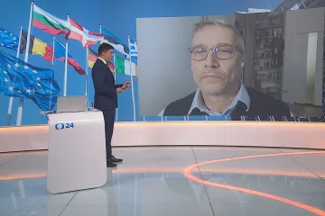 Měli bychom plnit závazek, říká ministr Dvořák k přijetí eura. Koruna nám nijak neškodí, argumentuje Skopeček