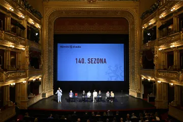 Národní divadlo zahájilo sezonu s vyšším vstupným a novými šéfy. Za 140 let přežilo větší krize, připomněl ředitel