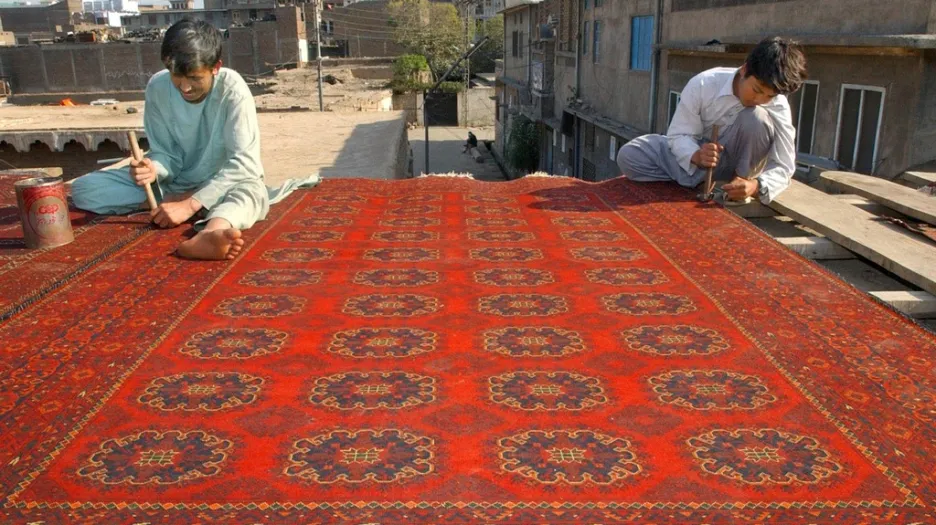 Výroba koberců v Pákistánu