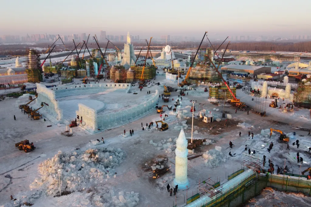 Stavba ledového města v čínském Charbinu