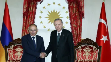 Arménský premiér Nikol Pašinjan a turecký prezident Recep Tayyip Erdogan