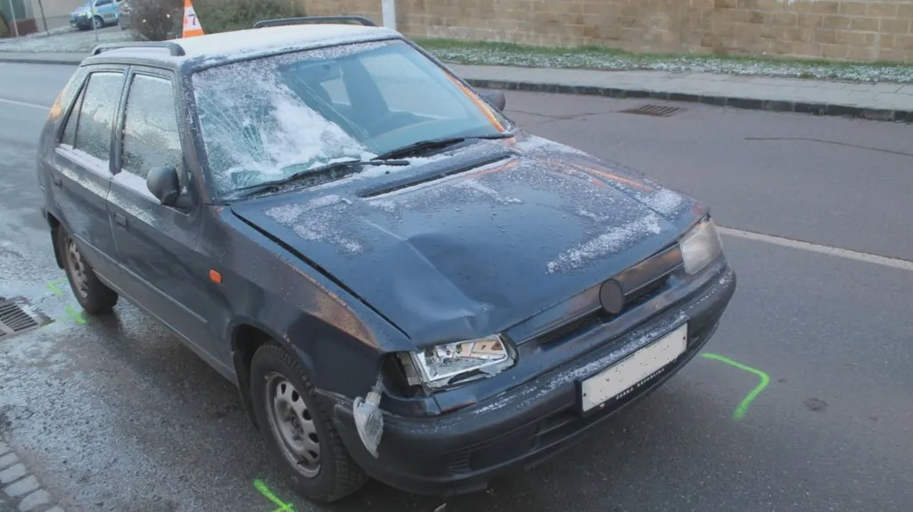 Auto s namrzlými skly srazilo chodkyni na přechodu