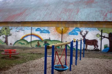 Oprava zdi u nového hřiště v Košticích