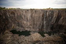 OBRAZEM: Slavné Viktoriiny vodopády vyschly na potůček. Afričany děsí úbytek turistů