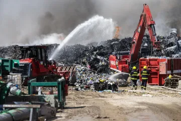 Úmysl je zatím jedinou vyšetřovací verzí masivního požáru skládky plastů