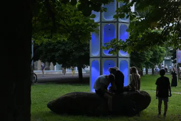 Na Goethově stezce v Karlových Varech byla odhalena monumentální plastika AJ VANA BE