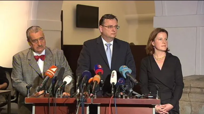 Reakce Nečase, Peake a Schwarzenberga po vyslovení důvěry