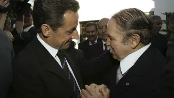 Nicolas Sarkozy a Abdalazíz Buteflika při setkání 14. listopadu 2006