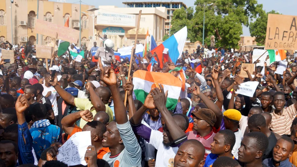 Pochod stoupenců junty, která provedla převrat v Nigeru