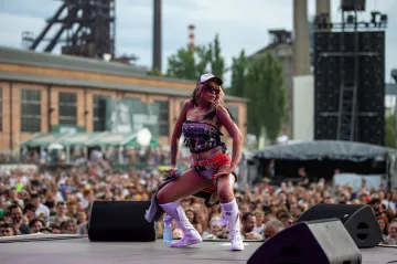 Pátek bude na Colours of Ostrava patřit zpěvačce LP i světelné show dronů
