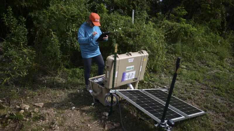 Alena Leedsová z amerického geologického ústavu USGS s monitorovacím zařízením v Portoriku