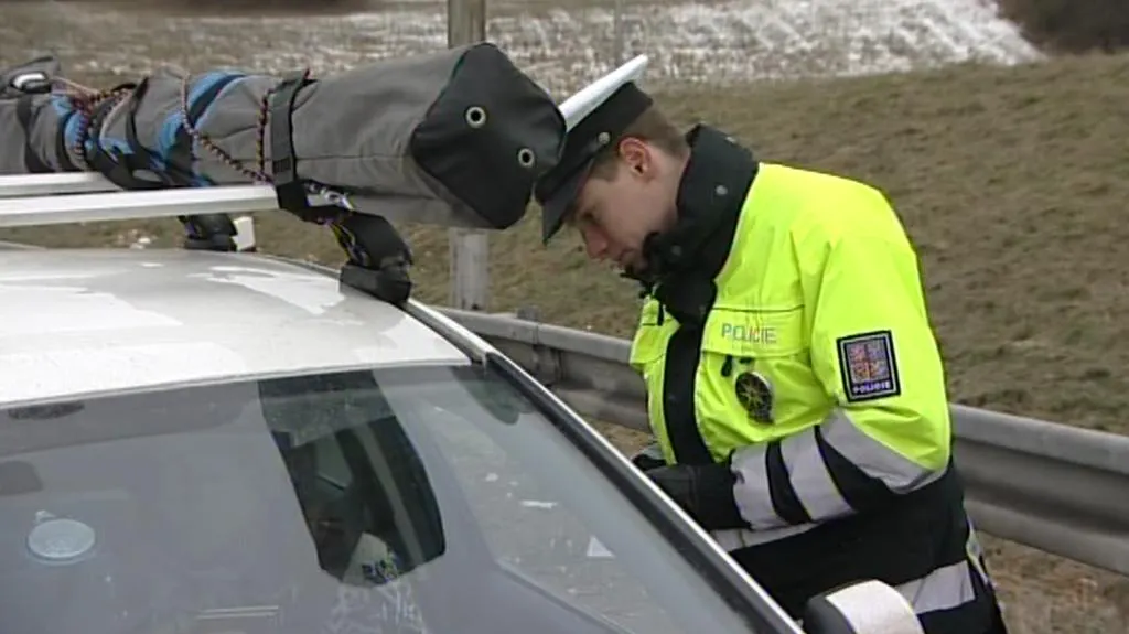 Policista kontroluje řidiče