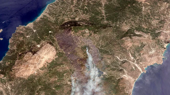 Satelitní snímek požárů na Rhodosu, 23. července 2023