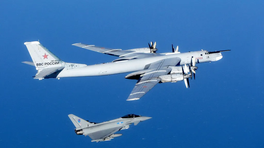 Britský Typhoon zasahuje proti ruskému TU-95