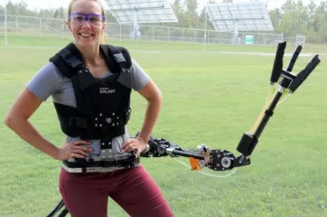 Sklízení jablek nebo malování stěn. Vědci vyvinuli robotickou paži, která zvládá běžné činnosti
