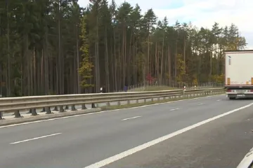 Jen dva roky starou výpadovku z Plzně čeká oprava. Až za několik měsíců