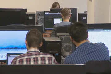 IT firmy lákají studenty. Nabízejí placené praxe a školám moderní vybavení