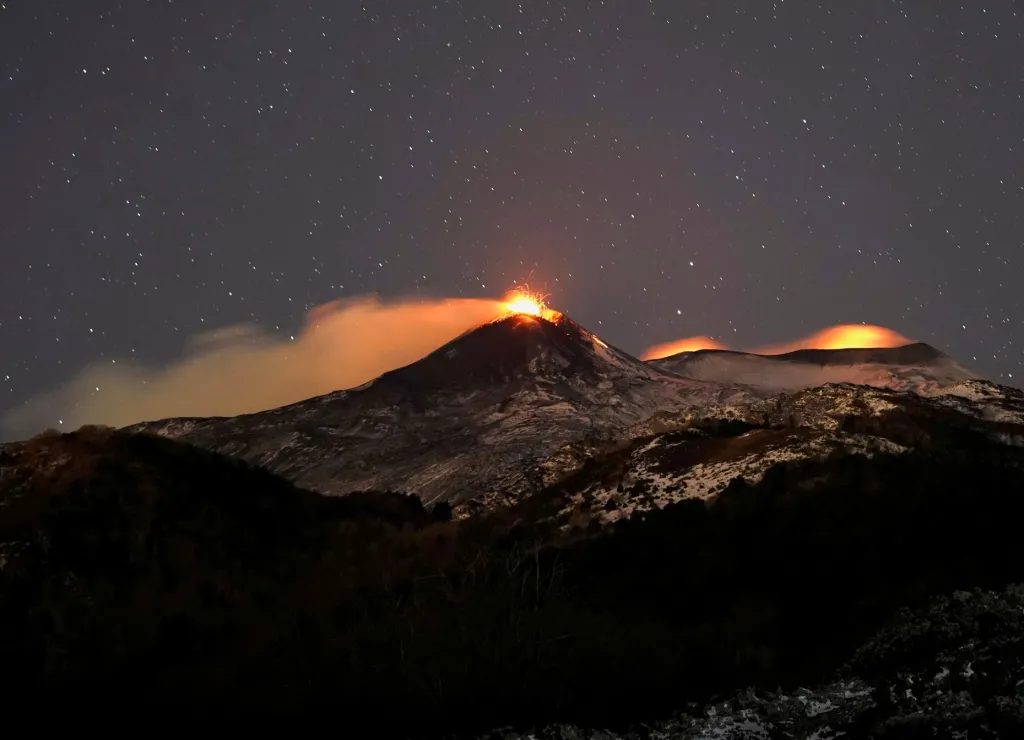 Na Sicílii se opět probudila sopka Etna, která v úterý začala chrlit proud lávy. Kvůli hustému kouři, jenž stoupal do výše až jednoho kilometru, bylo dočasně uzavřeno místní letiště v Katánii