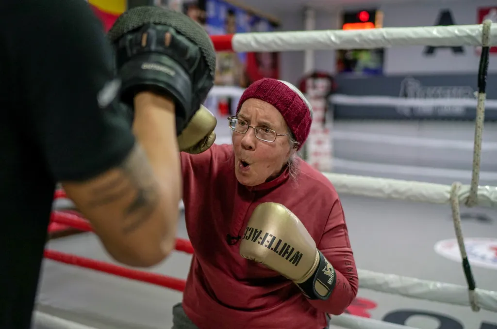 Seniorka Nancy Van Der Stractenová z turecké Antalye trpí Parkinsonovou chorobou. Místní boxerský klub nabídl lidem s tímto onemocněním pomoc při rehabilitaci. Pětasedmdesátiletá žena má nyní možnost pravidelně boxovat s trenérem