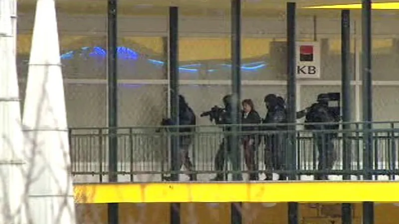 Zásahová jednotka odvádí ředitelku pobočky Komerční banky, která byla držena jako rukojmí.