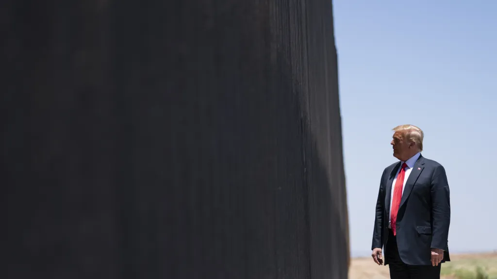 Donald Trump navštívil zeď na hranici s Mexikem