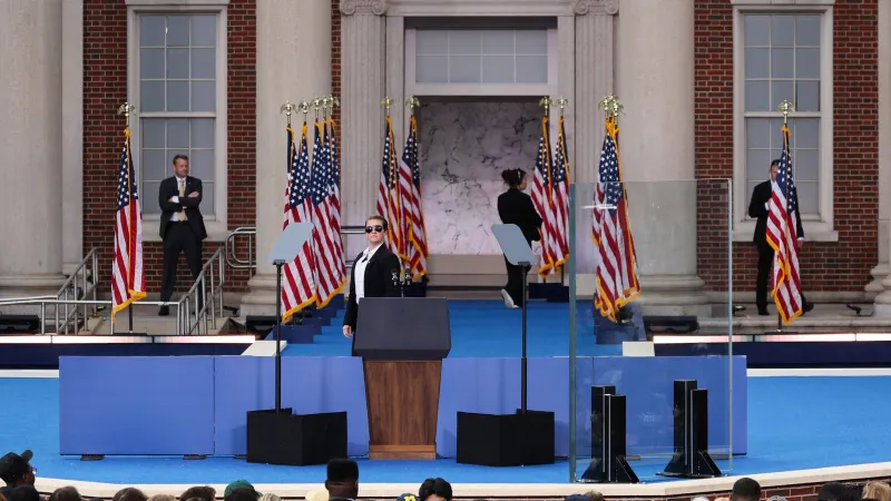 Prostranství pro projev Kamaly Harrisové před Howardovou univerzitou