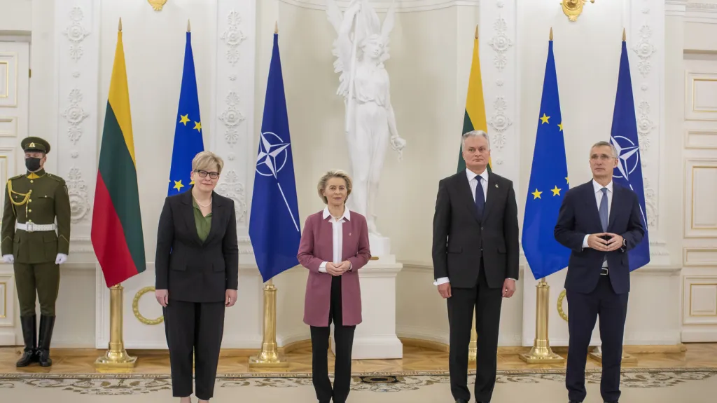 Ingrida Šimonytéová, Ursula von der Leyenová, Gitanas Nauséda a Jens Stoltenberg při setkání ve Vilniusu