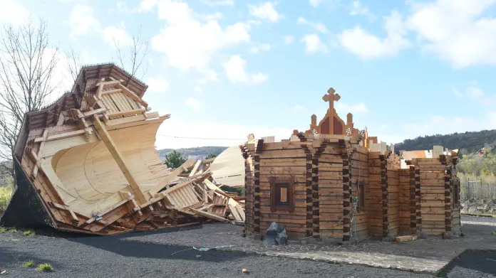 V neděli se v Mostě zřítil pravoslavný dřevěný kostel. Zřejmě kvůli silnému větru