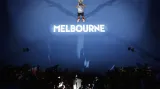 Švýcar Roger Federer s vítěznou trofejí Australian Open na kurtech v Melbourne po finálovém utkání proti Španělu Rafaelu Nadalovi.
