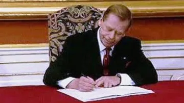 Havel podepisuje vstup ČR do NATO