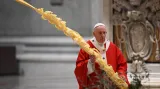 Papež František sloužil při Květné neděli mši bez poutníků