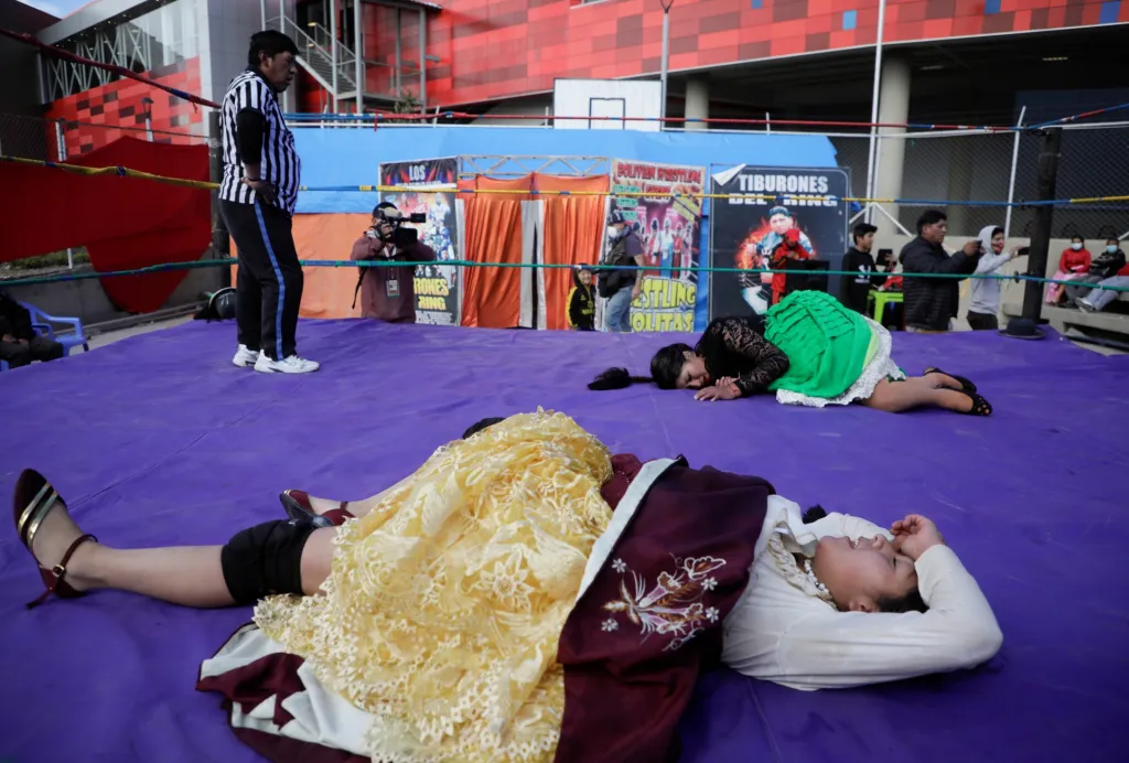 Bolivijské ženy, které se živí wrestlingem, se vrací po lockdownu zpět do zápasnického ringu