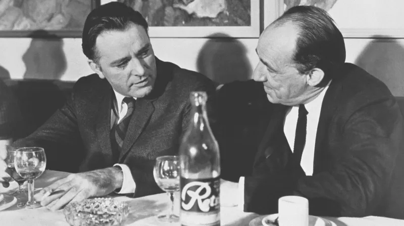 Richard Burton a Jiří Voskovec při natáčení Muže, který přišel z chladu