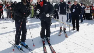 Dmitrij Medvěděv a Vladimir Putin na lyžích