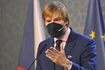 Po návratu ze všech zemí bude nutný test. Výjimku dostanou očkovaní až po druhé dávce, rozhodla vláda
