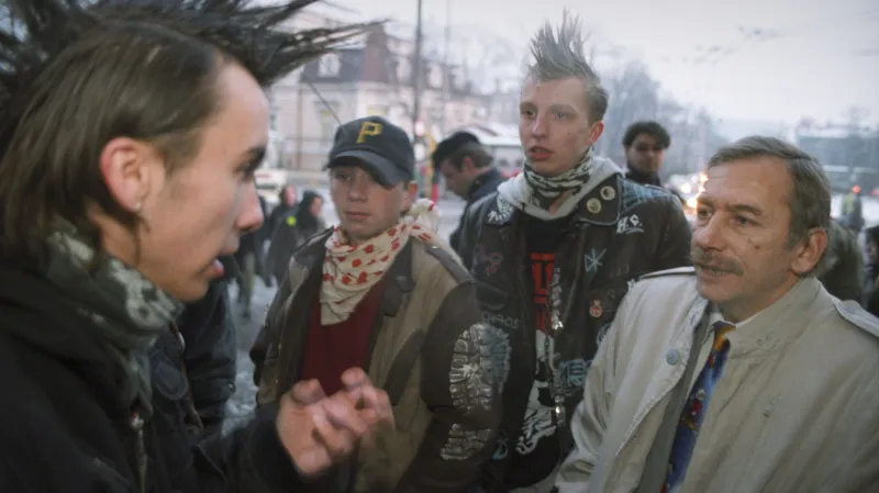 Rok 1996: Teplický starosta Jaroslav Kubera při debatě s anarchisty během jejich demonstrace ve městě