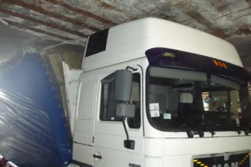 Pod viaduktem v Ostravě se několikrát do roka zaklíní kamion