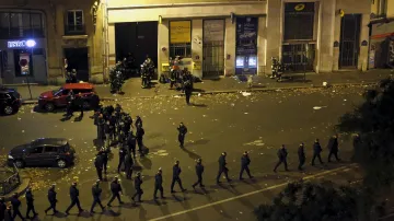 Policejní jednotky v ulicích Paříže