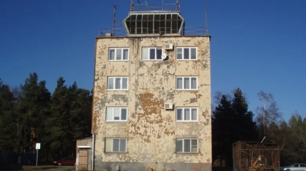 Zchátralá letištní věž