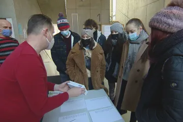 Vláda zakázku na testy pro školáky nezrušila, uvedl ministr vnitra