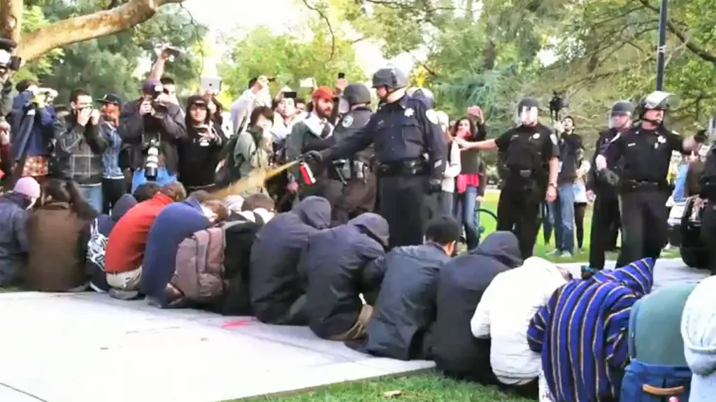 Proti studentům použila ostraha pepřový sprej