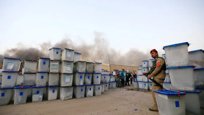 Požár iráckého skladu s volebními lístky