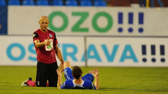 Petr Johana (vlevo) a Benjamin Vomáčka v utkání 2. kola Gambrinus ligy mezi celky FC Baník Ostrava a FK Mladá Boleslav