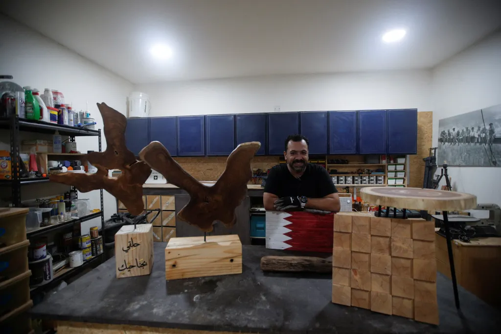 Ali vytváří nábytek a bytové doplňky v dílně svého dědečka
