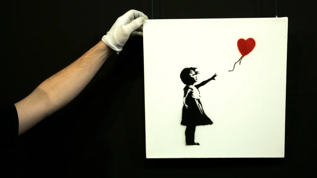 Jedno z provedení Banksyho Dívky s balonem
